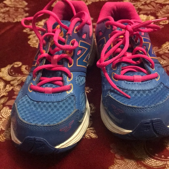 New Balance Girls Tennis Shoes EUC - Picture 2 of 4